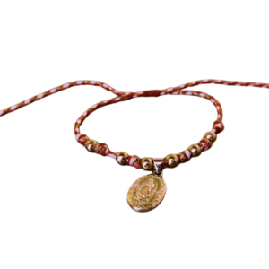 Pulsera de hilo con dije de la Virgen